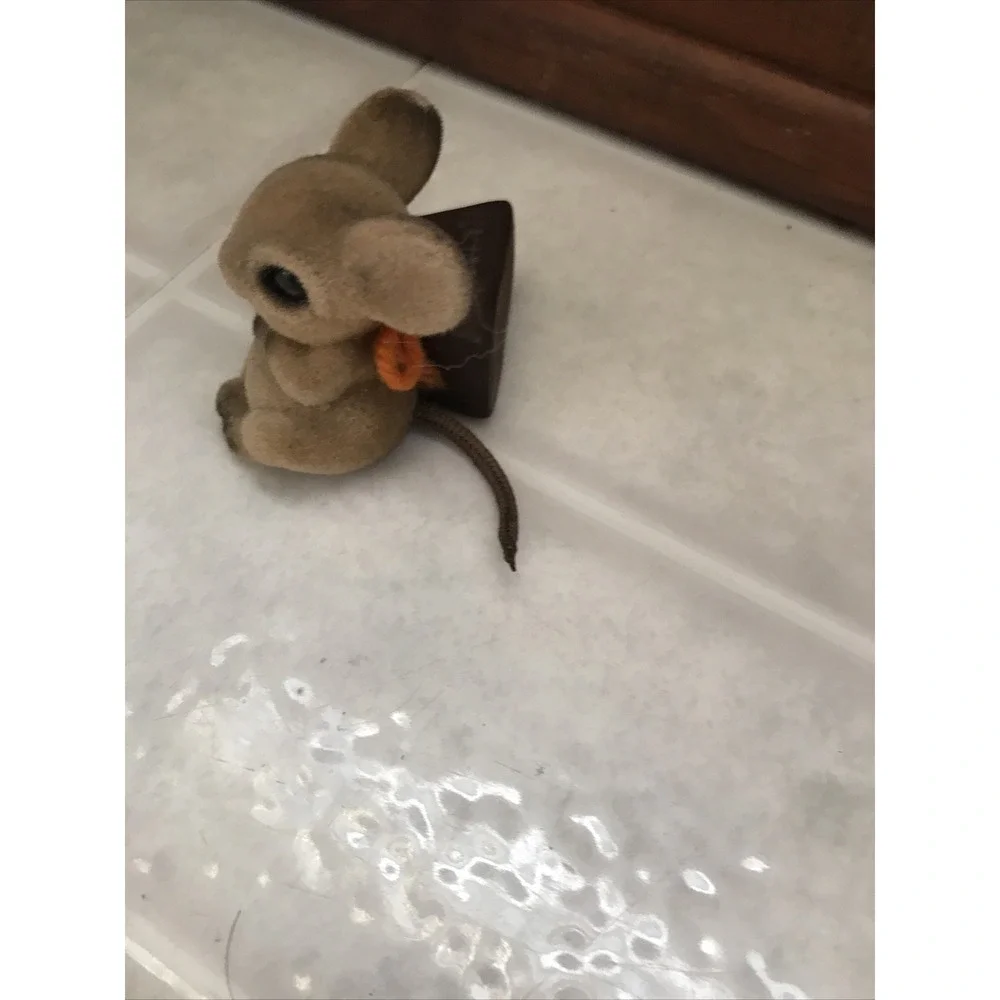 VINTAGE JOSEF ORIGINALS FLOCK OR FUZZY Mouse with Chocolate‎ Wedge - JAPAN